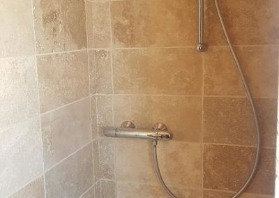 Douche en travertin